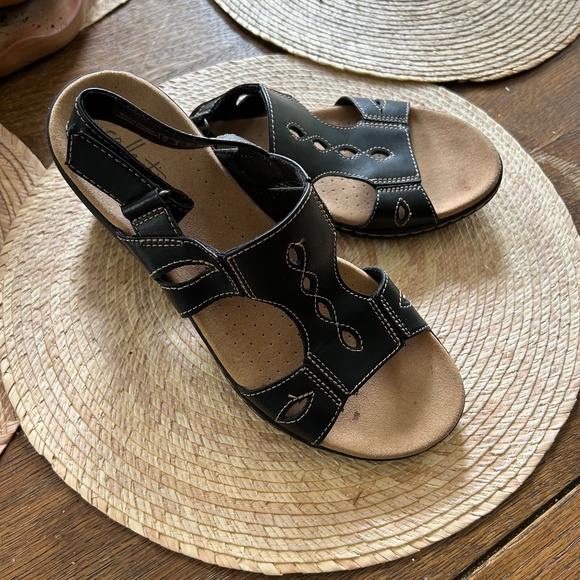 CLARKS COMFORT COLLECTION SANDALS - SIZE 8 - Picture 1 of 4